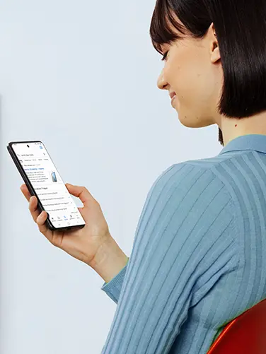 Una mujer sujeta un smartphone en la mano.