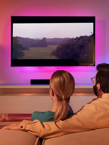 Televisión en la pared iluminada.
