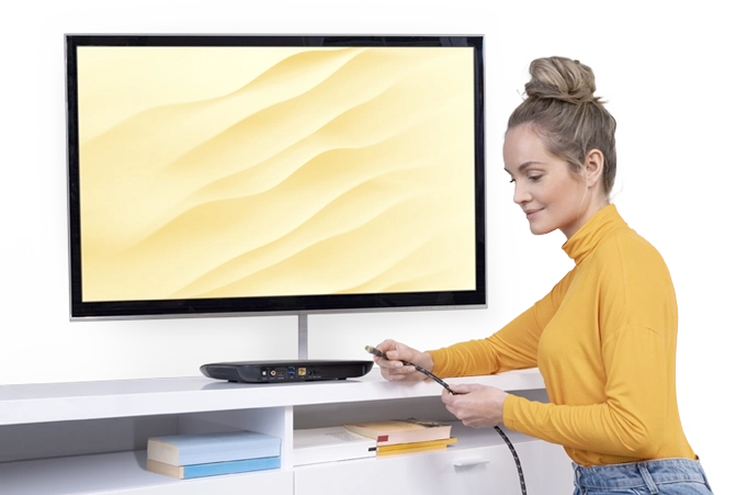 La persona conecta el televisor
