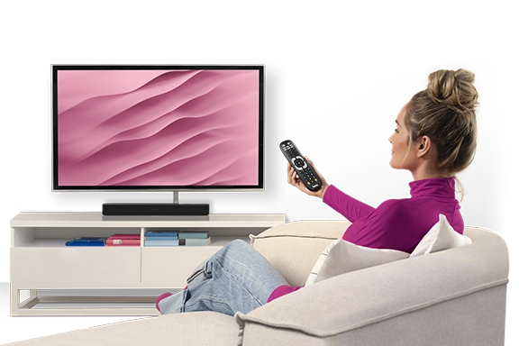 Una persona maneja el televisor con el mando a distancia.