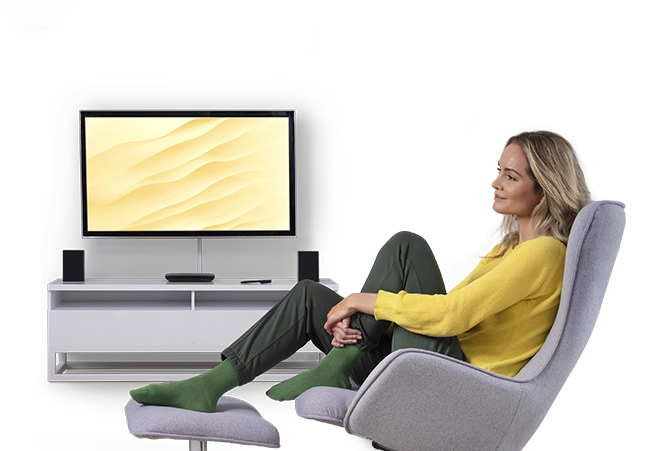 La imagen muestra una sala de TV equipada.