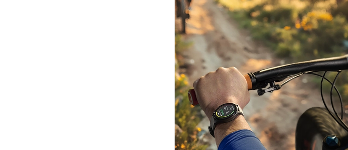 Un hombre va en bicicleta de montaña y lleva un reloj inteligente Hama