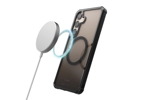 El cargador inductivo carga el smartphone de forma inalámbrica; la cubierta magnética permite una colocación precisa y segura.