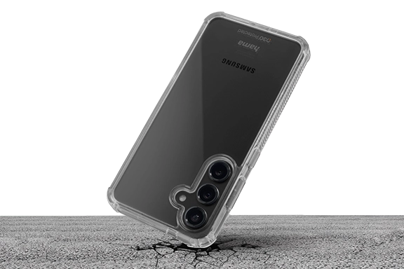 El smartphone está en la funda para móvil Hama «Extreme Protect» y cae sobre un suelo de asfalto. Pero está protegido contra daños y permanece intacto.