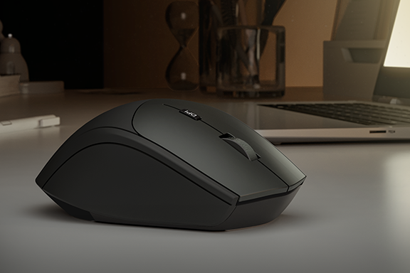 El ratón óptico inalámbrico de 6 botones «MW-600» de Hama con modo dual USB-C/USB-A está sobre una mesa con un ordenador portátil al fondo.