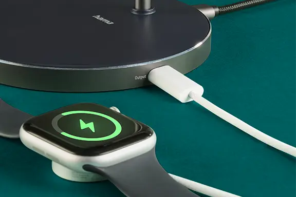 El cargador para relojes inteligentes se conecta a través del puerto USB-C de la estación de carga inductiva.