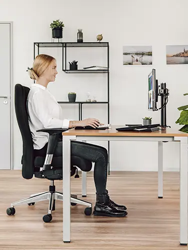 Soporte para monitor montado en el escritorio.